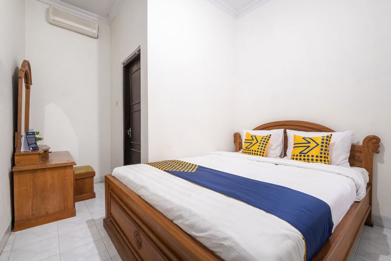 Bedroom 1, OYO 1806 Puri Arsita Homestay, Yogyakarta