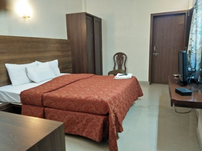 Bedroom 1, Hotel Royal Enclave , Pune