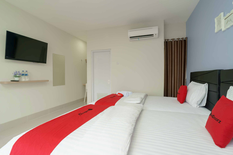 RedDoorz Plus near Eka Hospital BSD 5 - Tap to explore photos