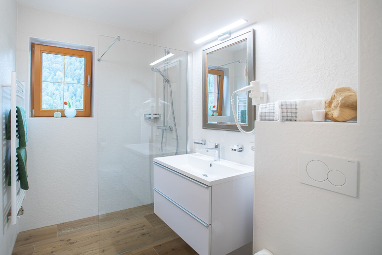 Bathroom 2, Gasthof Dorfwirt Sandgruber Ges.m.b.H, Schwaz