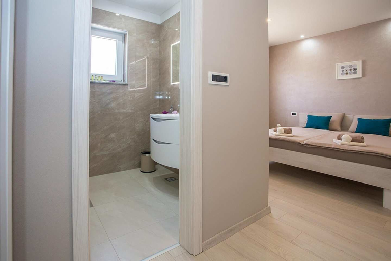Bathroom 5, Villa Martina, Marčana