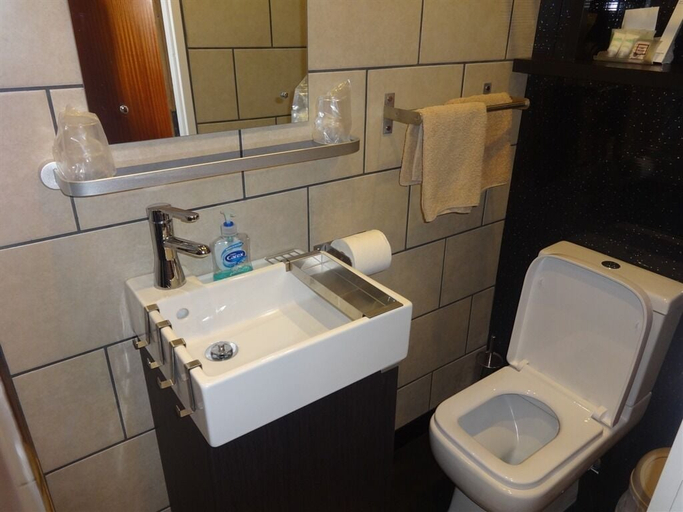 Bathroom 5, The Craimar, Blackpool