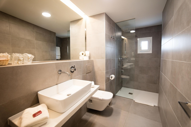 Bathroom 5, Hotel Levante, Baleares