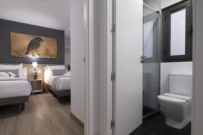 Bathroom 4, Luxor Torre del Clavero Apartments, Salamanca