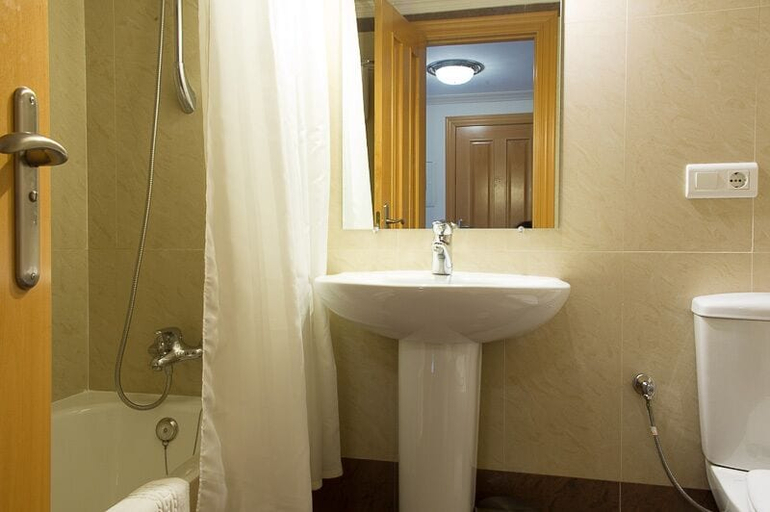 Bathroom 5, Hotel Plaza Cavana, Málaga