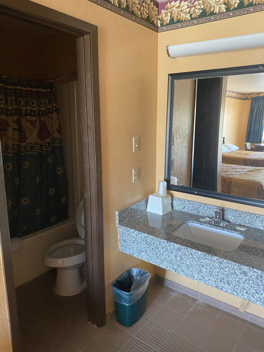 Bathroom 4, Executive Inn and Suites, Hidalgo