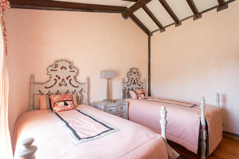 Rosa Estates: The Farmhouse & Stables, Monforte