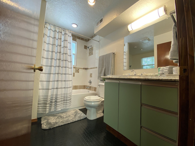 Bathroom 3, Eviestays Studio Close to OU, Downtown, Cleveland
