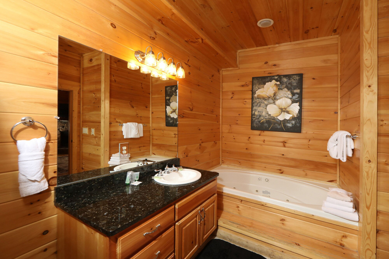 Bathroom 3, Majestic Mountain Pool Lodge - Seven Bedroom Cabin, Sevier