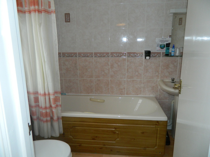 Bathroom 3, Best Western Cedars Hotel, Suffolk