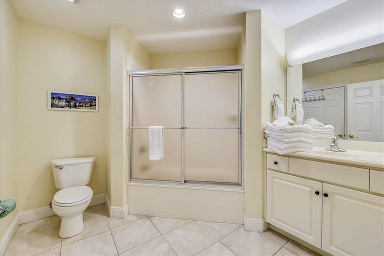 Bathroom 5, Treasure Island 0512, Bay