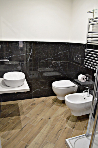 Bathroom 5, Sweet Night, La Spezia