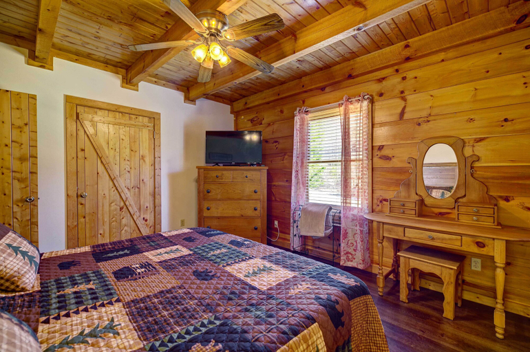 Bedroom 2, Tennessee Charm, Sevier