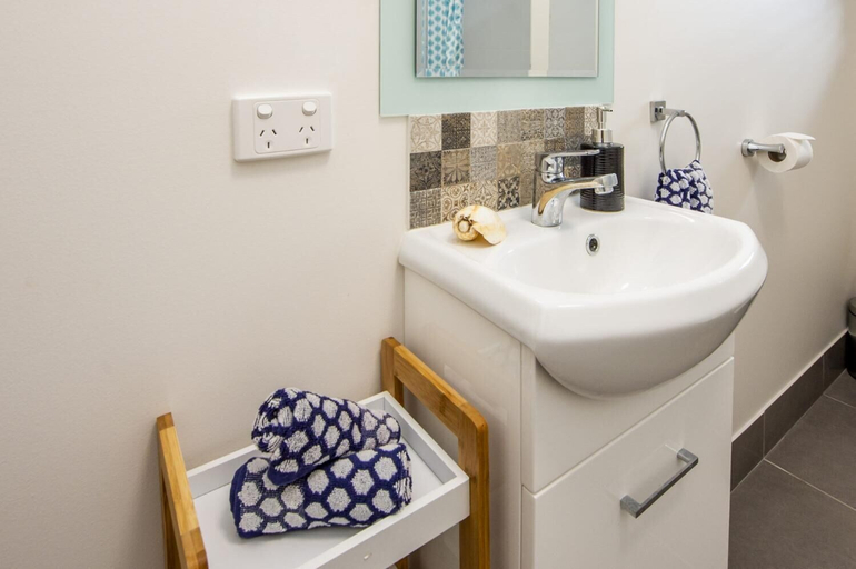 Bathroom 5, Sail Rock Apartment 2, Magnetic Island