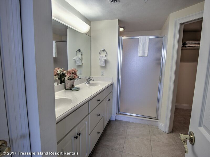 Bathroom 5, Treasure Island 0110, Bay