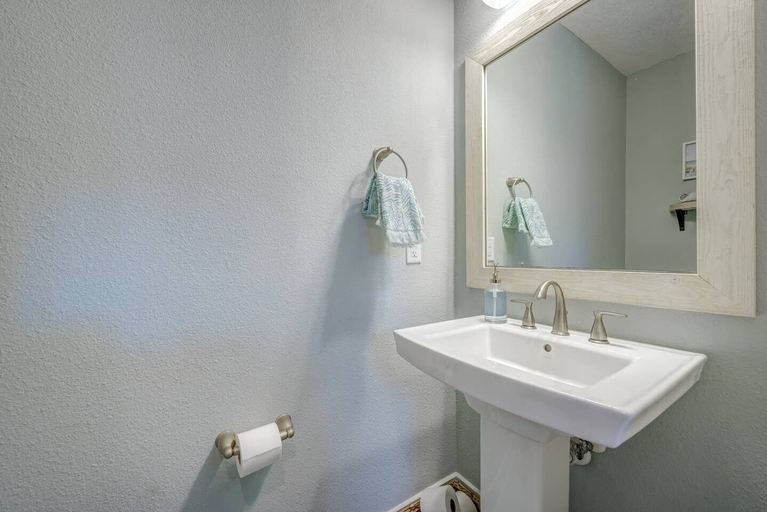 Bathroom 5, Sun-splashed Luxe Townhome - Walk to the Sand, Duval