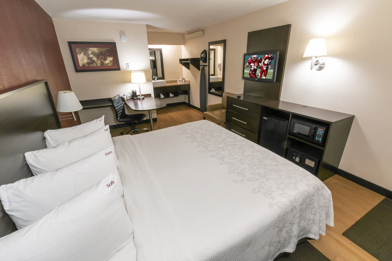 Bedroom, Red Roof PLUS+ San Francisco Airport, San Mateo