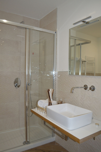 Bathroom 5, Sweet Night, La Spezia