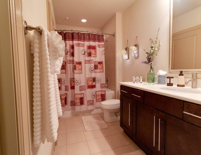 Bathroom, Modern Home with Access to Pool & Parking, Houston