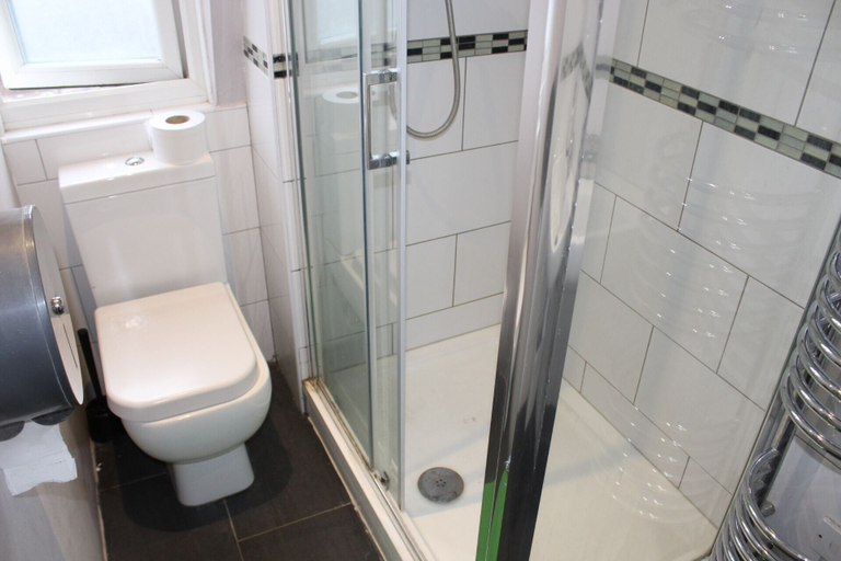 Bathroom 4, Prime Backpackers Angel, London