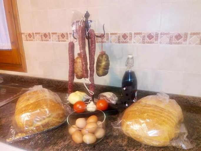 Food & Drinks, Charming House in Ogassa, Perfect for 10 Guests, Girona