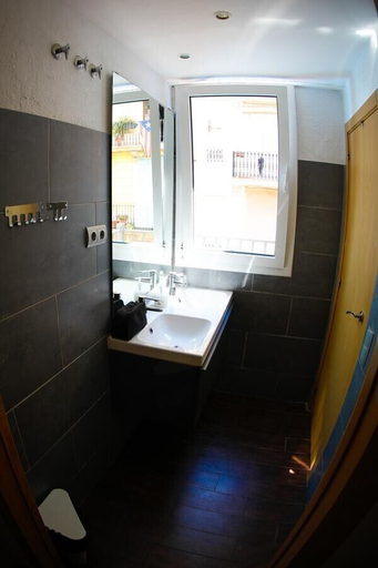 Bathroom 5, Hostel One Paralelo, Barcelona