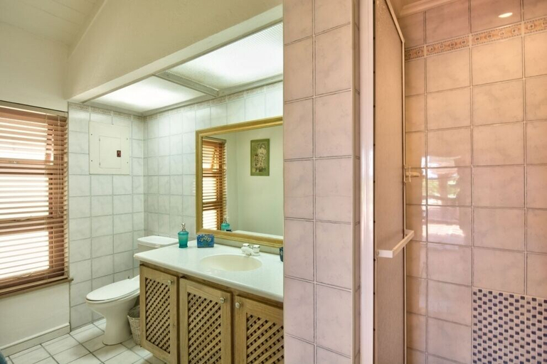 Bathroom 5, Villa Thespina on the Beach