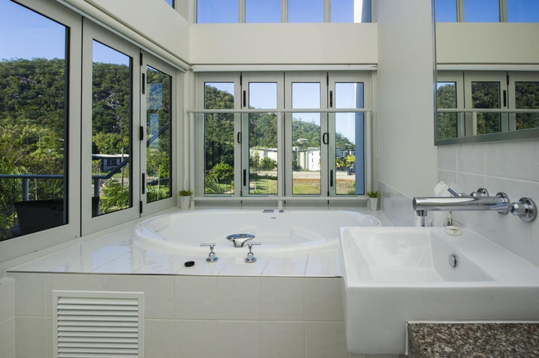 Bathroom 4, Beachside Apartment 10, Magnetic Island