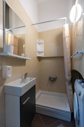 Bathroom 4, Apartment 1729, Pula