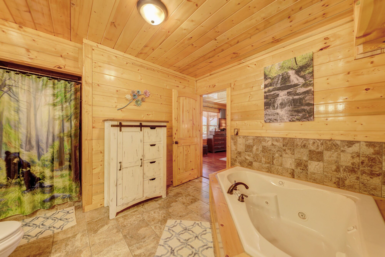 Bathroom 4, Seasonal Memories, Sevier
