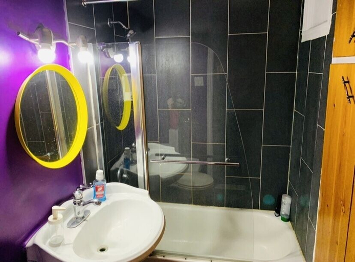 Bathroom 5, Gite King Hostel, Montréal
