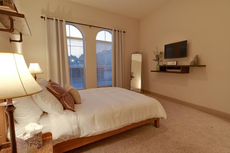 Bedroom 2, Modern Home with Access to Pool & Parking, Houston