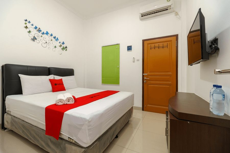 RedDoorz near Kejaksan Station Cirebon 2 - Tap to explore photos