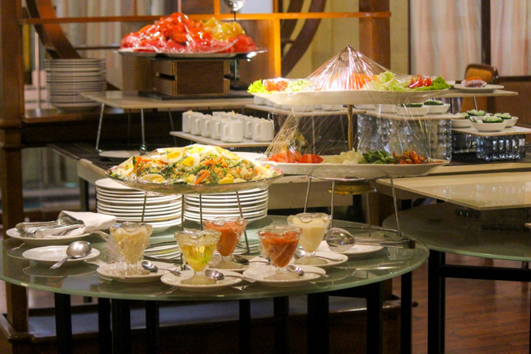 Hotel New Saphir Yogyakarta - Food & Drinks