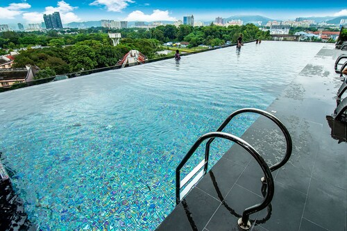 OYO Home Studio Expressionz Suites KL Tower View from Infinity Pool, Kuala Lumpur