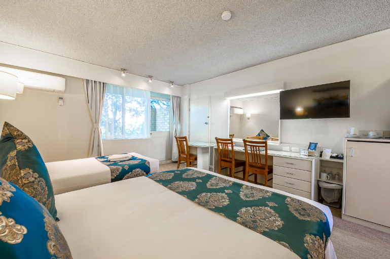 Twin Towers Inn, Willoughby