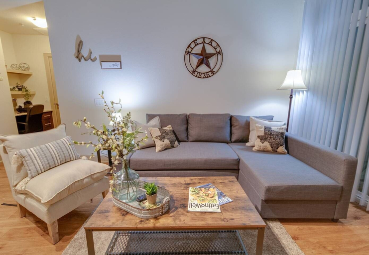 Others 1, Modern Home with Access to Pool & Parking, Houston