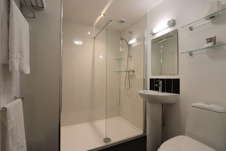Bathroom 4, Portbyhan Hotel, Cornwall
