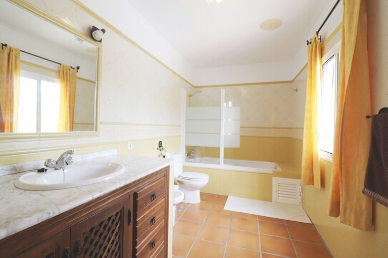 Bathroom 5, 1053 Villa Seral, Málaga