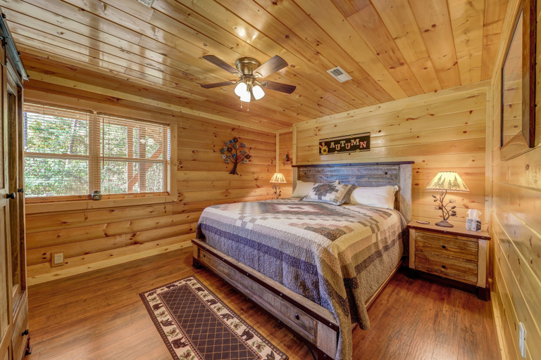 Bedroom 3, Seasonal Memories, Sevier