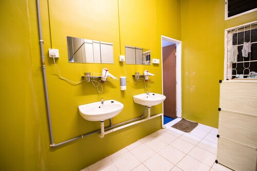 Kemaman Lodge & Cafe - Hostel, Kemaman