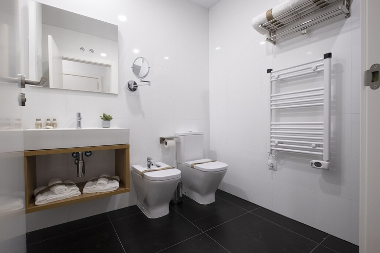 Bathroom 4, Luxor Torre del Clavero Apartments, Salamanca