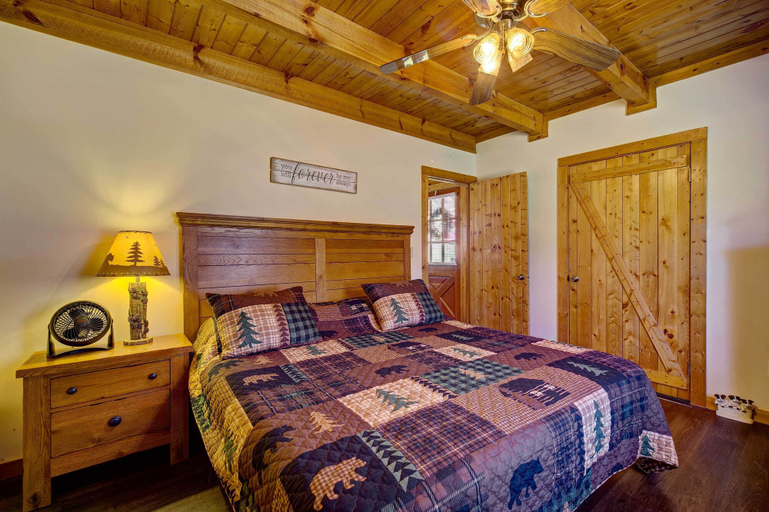 Bedroom 2, Tennessee Charm, Sevier