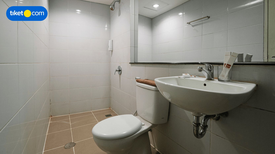 Bathroom 5, Bekizaar Hotel Surabaya, Surabaya