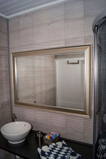 Bathroom 5, K&S Apartments, Berlin