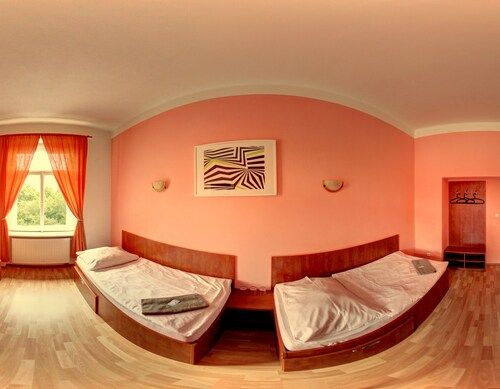 Leon Hotel, Praha 7