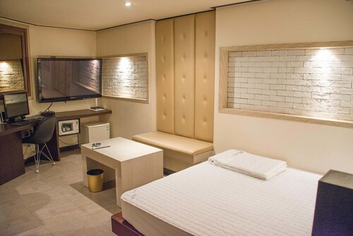 WE Motel, Geumjeong