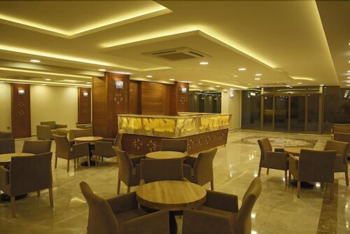 Sular Hotel, Merkez
