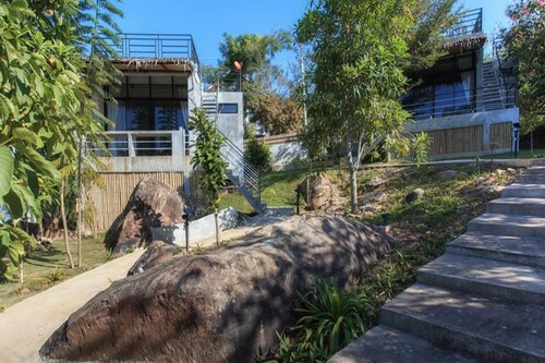 Twelve OClock Resort, Sikhiu