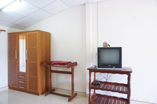 Na Thammachart Hotel, Pathiu